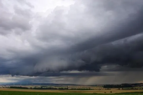 Bild: Unwetter noch nicht vorüber - Bei Hochwasser und Überschwemmung greift Gebäudeversicherung nicht