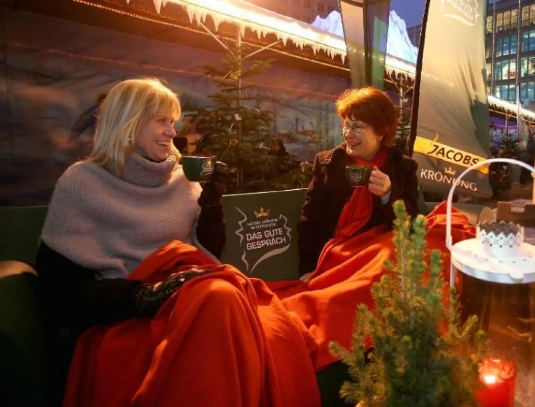 Jacobs Krönung lädt am ersten Adventswochenende in Wiesbaden auf 16 grüne Sofas zu guten Gesprächen und einer heißen Tasse Kaffee in weihnachtlicher Atmosphäre ein.