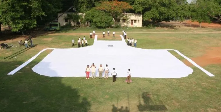 Bild: Neuer Weltrekord – Die größte Schürze der Welt