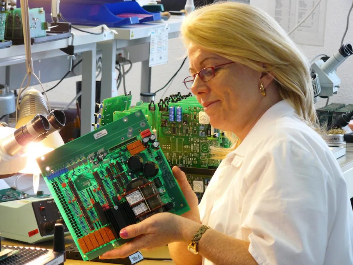 Die Azubis in der GEMAC durchlaufen in Ihrer Ausbildung auch die Elektronikfertigung unter der Meisterin Karla Endmann (F: GEMAC)