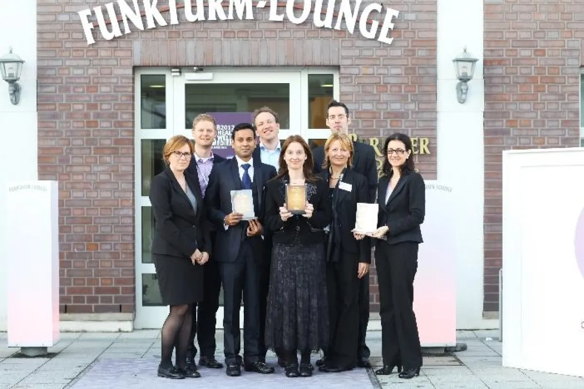 Die FIT Geschäftsführung Claudia Wagner, Dr. Nils Asmussen und Jan Seifried mit den Repräsentan¬ten