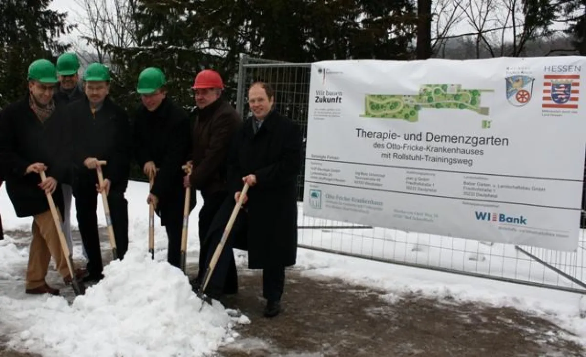 Beherzt zum Spaten griffen Dr. med. Klaus Weil, Ärztlicher Direktor, Dr. med. Thorsten Kriese, Leitender Arzt der Orthopädie, Bürgermeister Martin Hußmann, Geschäftsführer York Ohlendorf, Bauleiter Be