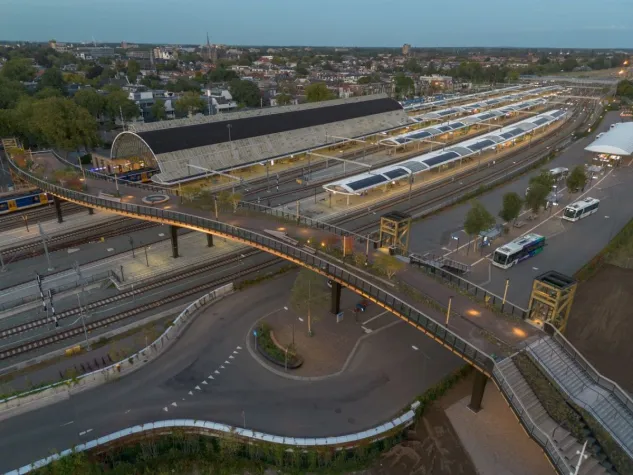 Fußgängerbrücke oder schwebender Park? Passerelle in Zwolle eingeweiht Bild: Fußgängerbrücke oder schwebender Park? Passerelle in Zwolle eingeweiht