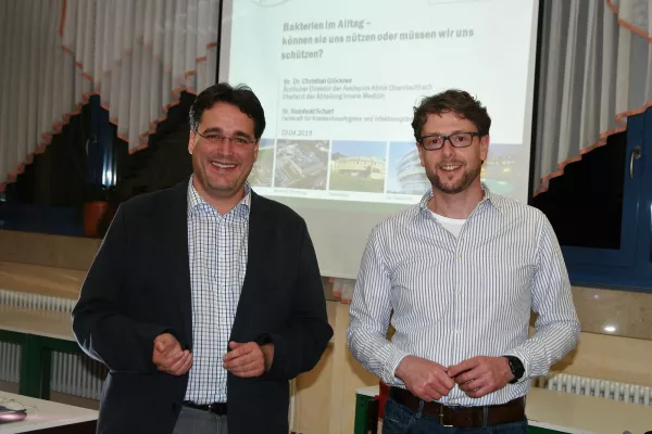 Bild: Vortrag an der Asklepios Klinik Oberviechtach: Von lebensnotwendigen und von gefährlichen Bakterien