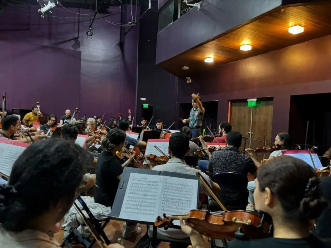 Boris Cepeda probt mit den Philharmonischen Orchester der Stadt Guayaquil (© Orquesta Filarmonica del Municipio de Guayaquil)