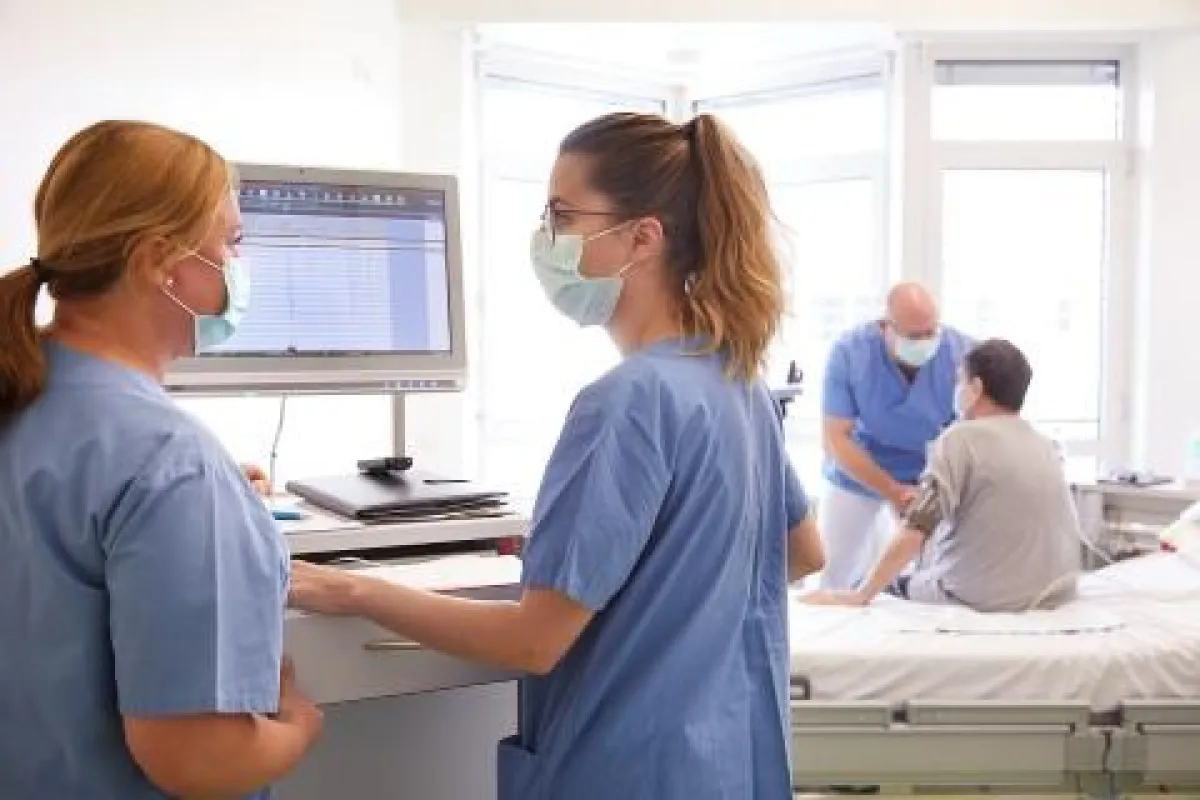 Pflegeexperten ANP unterstützen die Standardpflege in komplexen Patientensituationen. © UKR