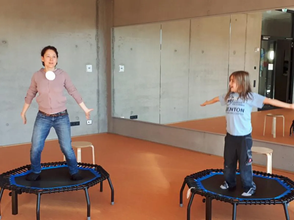 Bewegung in der Kängeru Rückenschule macht sichtlich Spass. Dorothea Buck mit einem ‚KangooClub‘ Kin