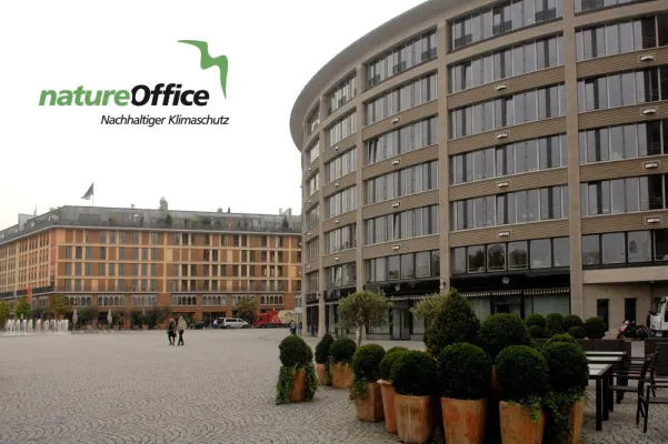 Bild: Klimaschutz mit Blick auf Main und Skyline - natureOffice mit neuem Büro in Frankfurt