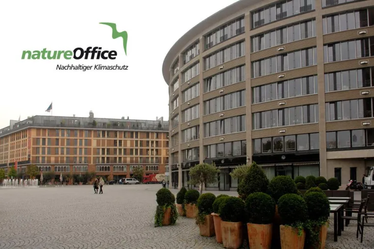 Bild: Klimaschutz mit Blick auf Main und Skyline - natureOffice mit neuem Büro in Frankfurt
