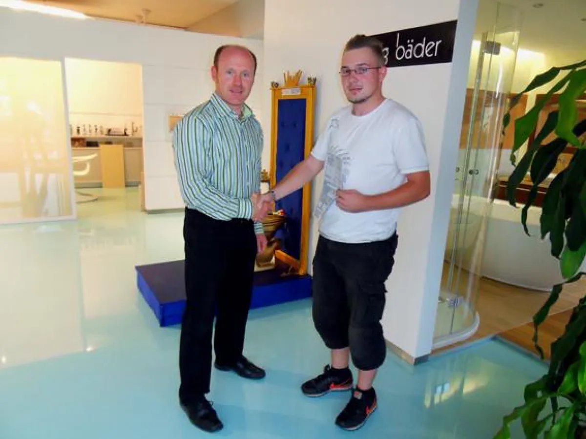 Geschäftsführer Torsten König begrüßt Eric Nicolai, den ersten Azubi bei könig bäder.