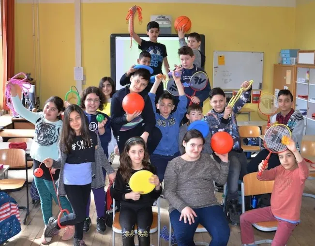 Bild: Für mehr Bewegung in den Pausen verschenkt Berliner Rotary Club Pausenkisten an „Theodor-Storm-Grundschule“