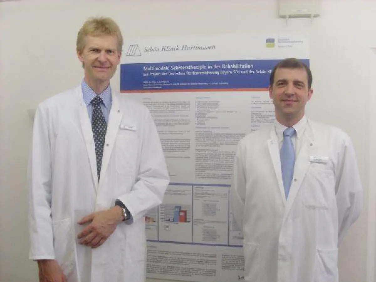 Chefarzt Dr. Andreas Leidinger (links) und der Leitende Oberarzt Dr. Michael Fäßler (rechts) freuen sich über die bundesweite Anerkennung der Rückenschmerzbehandlung an der Schön Klinik Harthausen