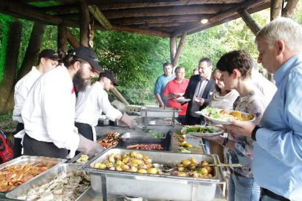 Bei Vollmond den Zoo Osnabrück in besonderer Atmosphäre genießen: Das geht beim Vollmond-BBQ.