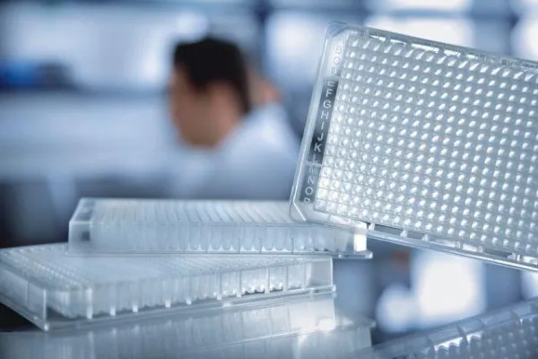 Großes Volumen, wenig Restmenge - Die neue 384 Deep Well Small Volume™ Microplatte Bild: Großes Volumen, wenig Restmenge - Die neue 384 Deep Well Small Volume™ Microplatte