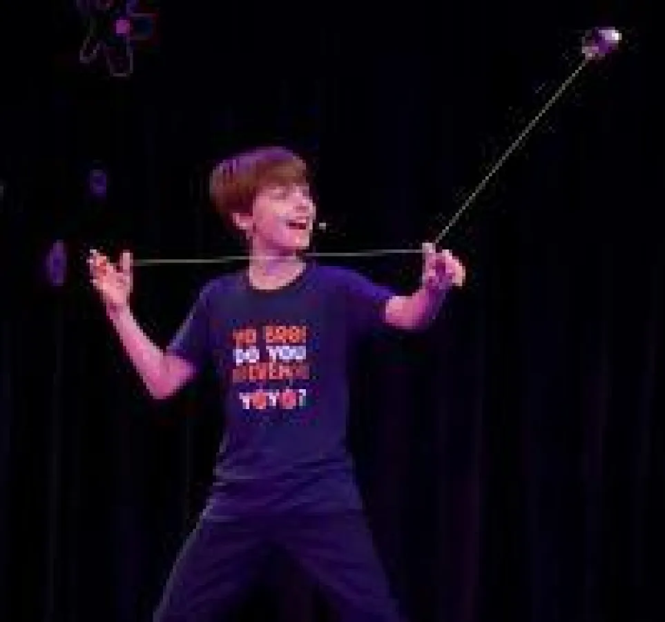 Elfjähriger Show Künstler Felix begeisterte Senioren mit seiner Vielseitigkeit