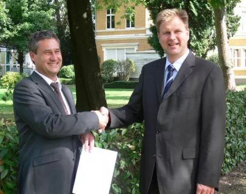 Bild: Dr. Rolf Ibald zum Professor an der EUFH berufen