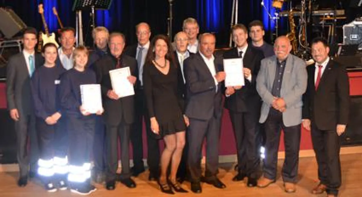 Prof. Kurt Bodewig (9.v.l.), Dr. Rita Bourauel (Mitte), Dr. Michael Platzköster (5.l.)