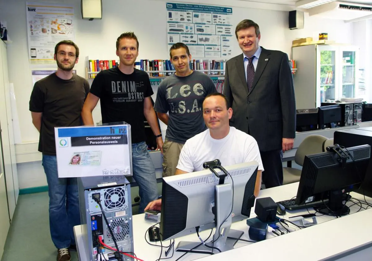 Prof. Dr. Hermann Strack (r.) mit seinem Projektteam.