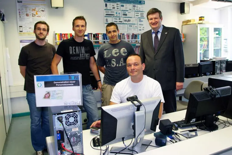 Studierende nutzen neuen Personalausweis online zur sicheren Registrierung Bild: Studierende nutzen neuen Personalausweis online zur sicheren Registrierung