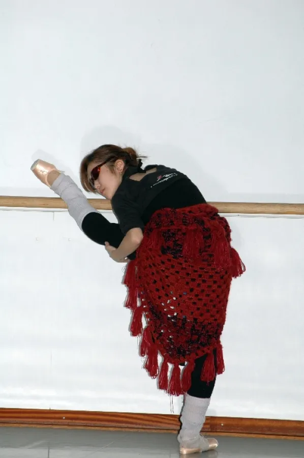 Ballerina im Ballettsaal - Training trotz Grippe