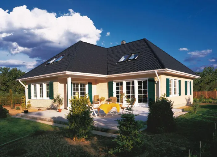 Bild: Unser Haus des Monats März: Mit einem Winkel-Bungalow Urlaubsgefühle in den Alltag holen