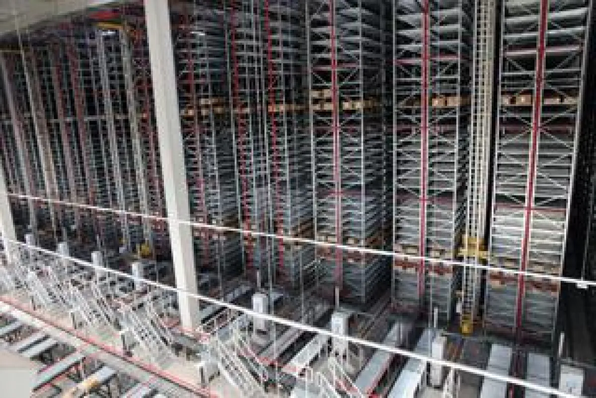 Platz für mehr als 300.000 Kartons: Das neue automatische Kartonlager der BOLTZE Gruppe am Firmensit