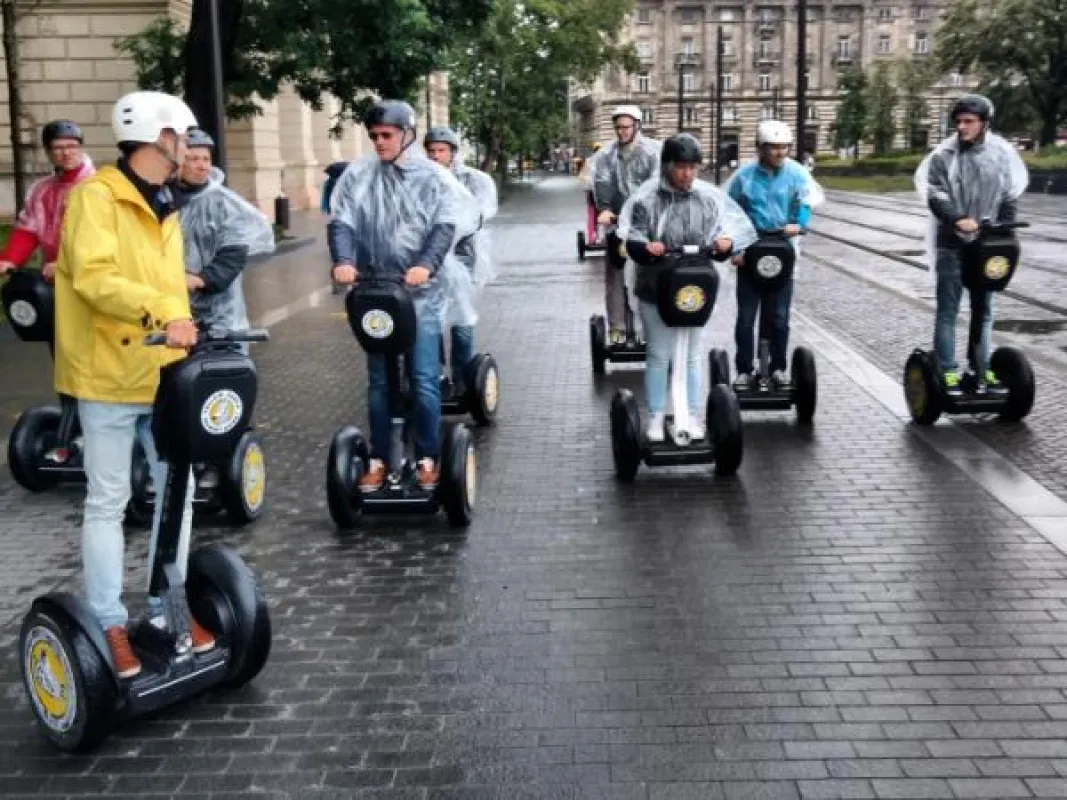 Ja, Segways sind allwettertauglich: Budapest-Rundfahrt auf dem schnittigsten aller Zweiräder.