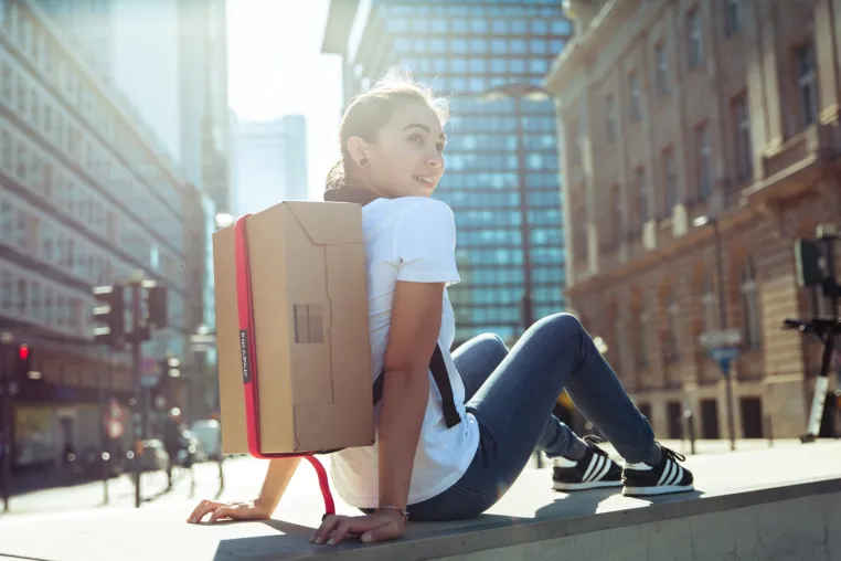 Bild: Frankfurter Gründerin revolutioniert Online-Shopping und erfindet ersten Paketrucksack der Welt – PIKAPAK®