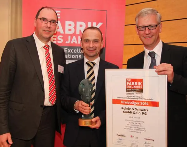 Bild: Rohde & Schwarz: Urkunde und Trophäe für die Fabrik des Jahres 2014