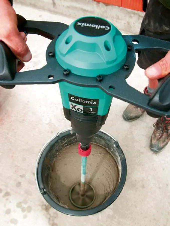 Anrühren des Dünnbettmörtels mit Collomix Rührgerät Xo und Rühreinsatz DLX 152 HF