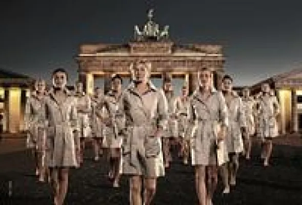 Bild: SO SEHEN WELTMEISTERINNEN AUS - CINQUE & DIE FRAUENFUSSBALL-NATIONALMANNSCHAFT