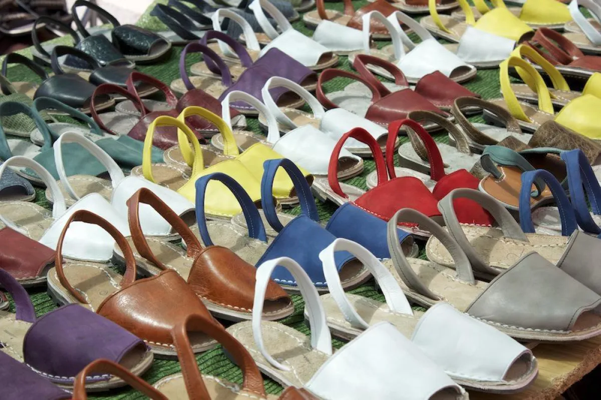 handgefertigte Schuhe auf dem Markt von Sineu auf Mallorca