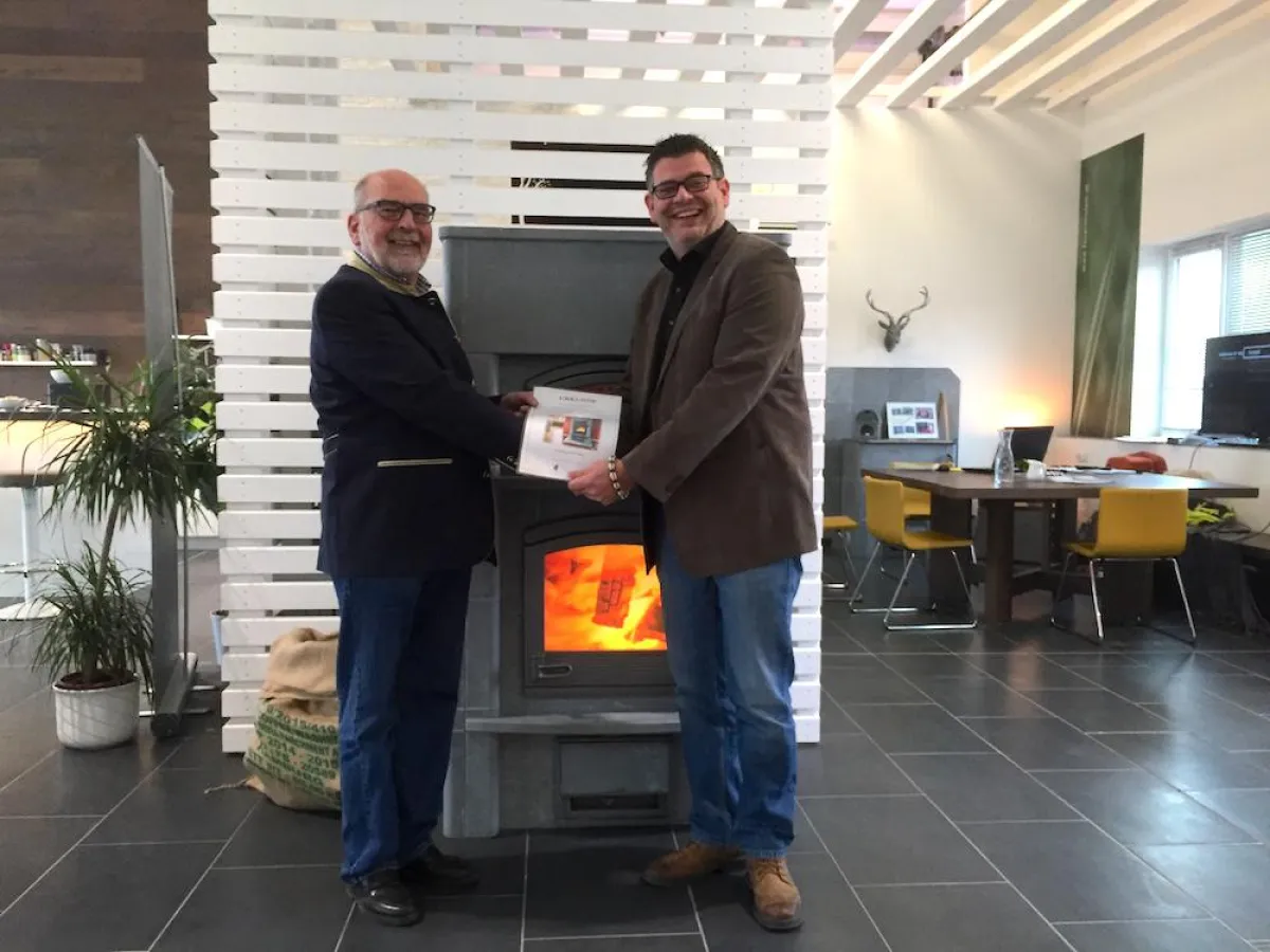 Wolfgang Jury und Stefan Neuhauser (GF Feuer im Stein) vor dem Tulikivi Genussbackofen des Jahres