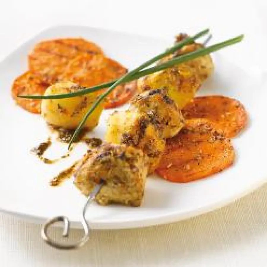 Zauber der Gewürze: Fruchtige Hähnchenspiesse mit Süsskartoffel-Chips