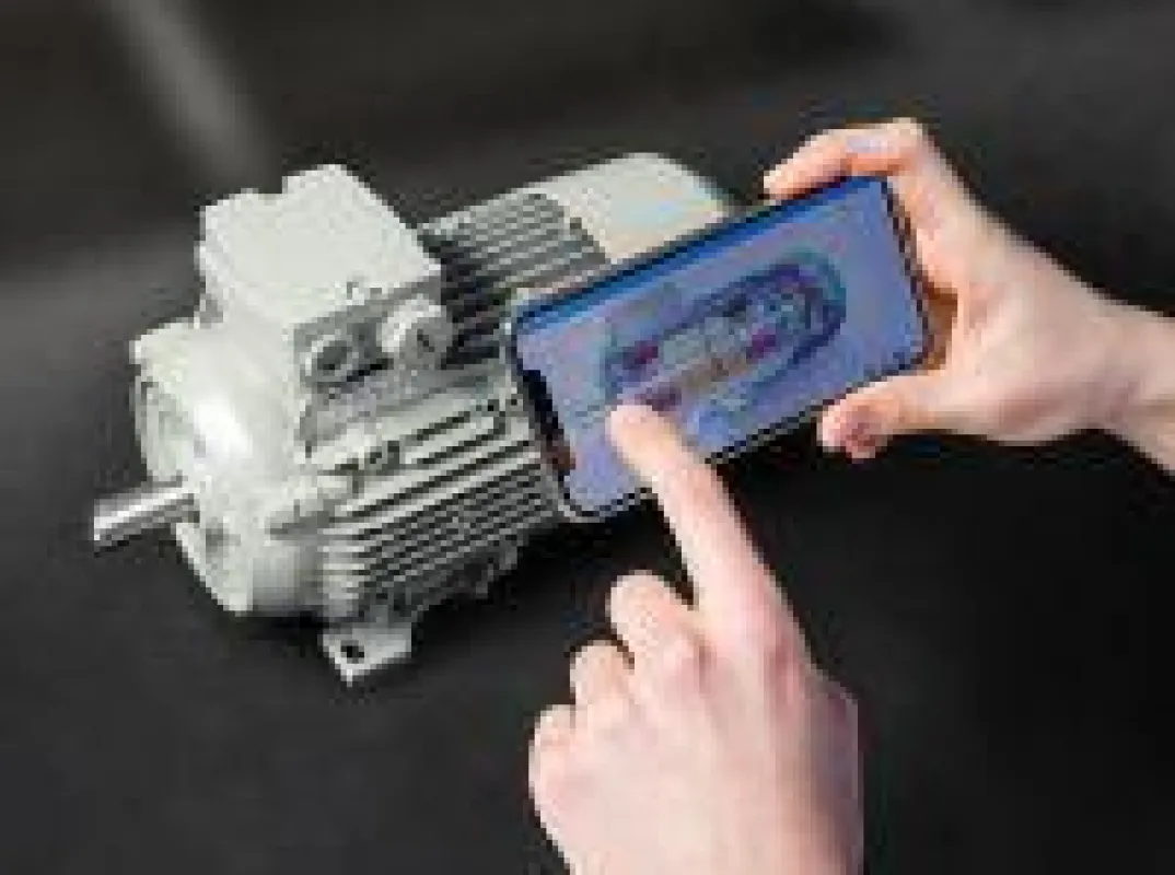 Bild (M): Intuitiver Zugriff auf Produktdaten des Digital Twin dank Augmented Reality. (@ Fraunhofer IGD, Siemens AG)