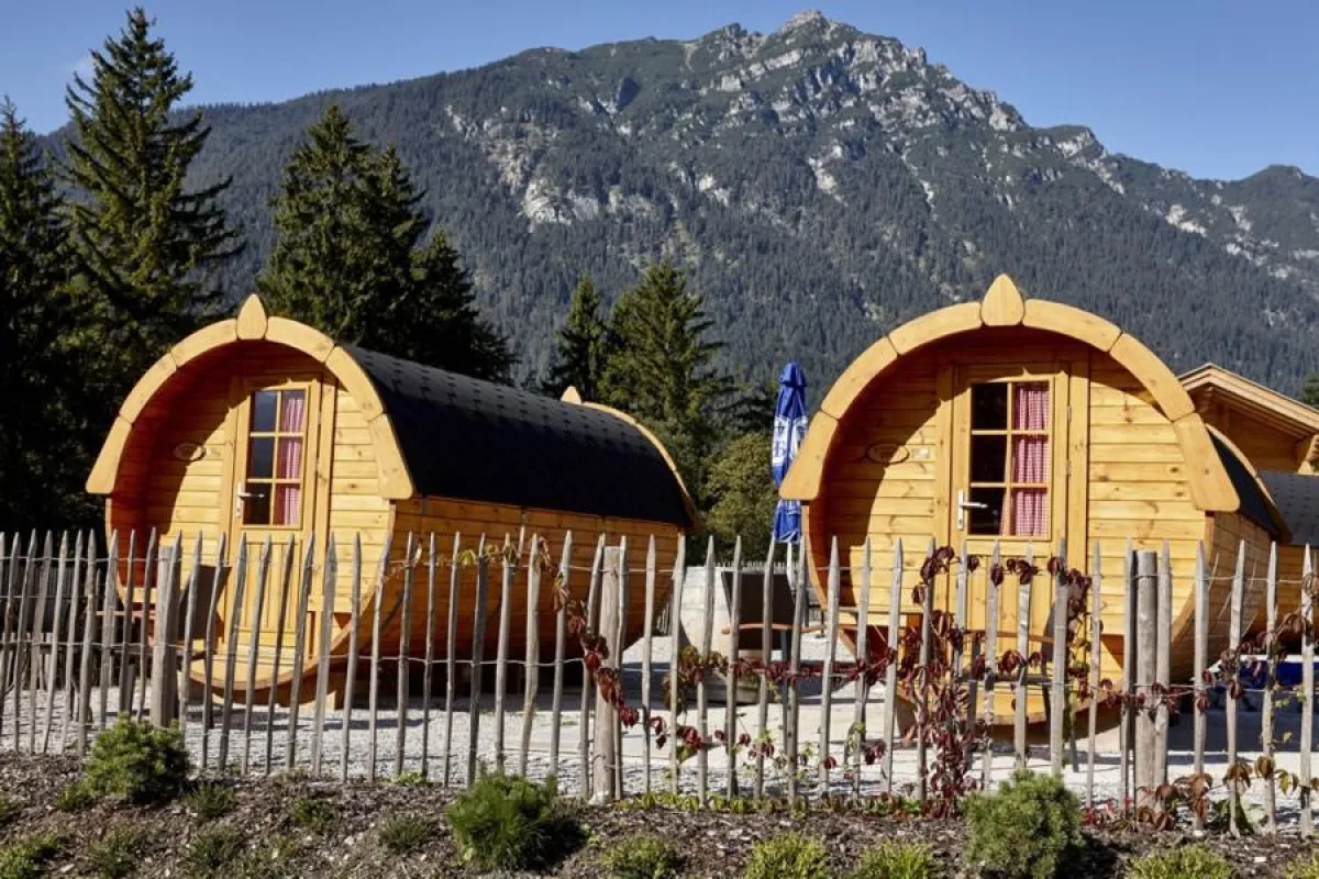 Beim Camping Resort Zugspitze in Grainau stehen vier Schlaffässer. Foto Marc Gilsdorf