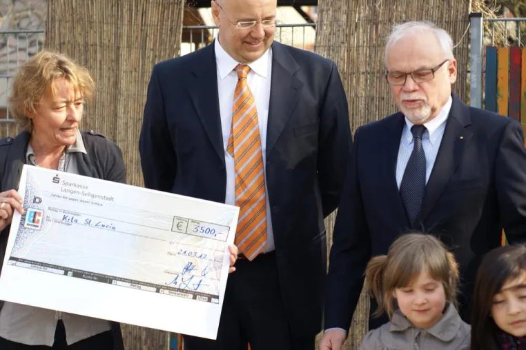Bild: Zahnarztpraxis sammelt Zahngold für den guten Zweck