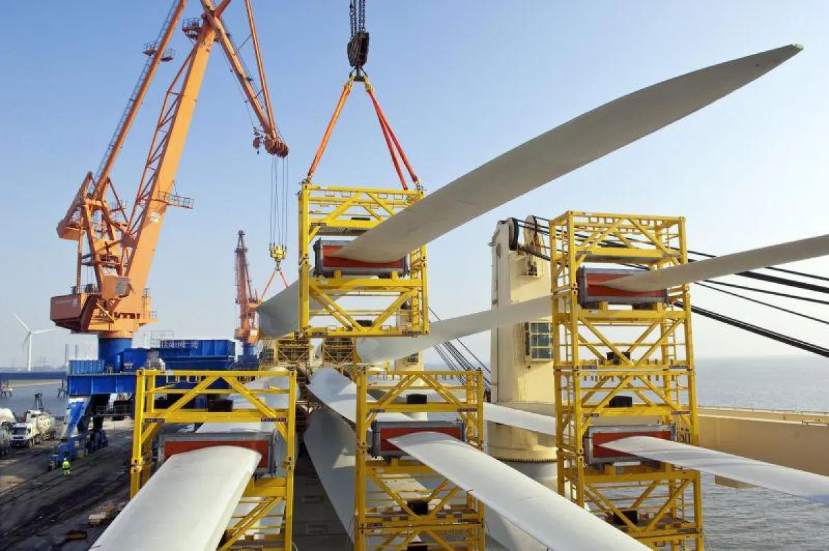 Umschlag von WEA Flügeln im Elbehafen Brunsbüttel