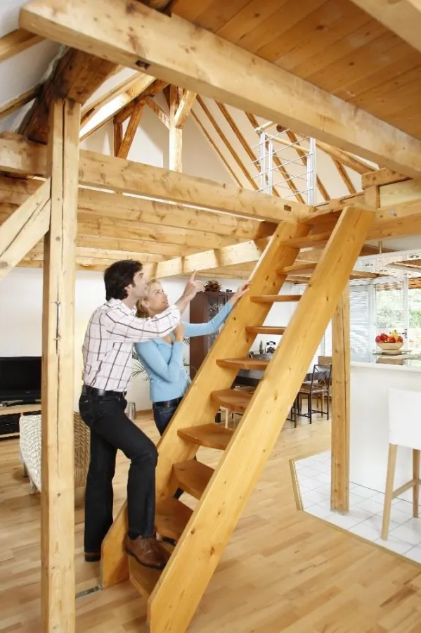 Durch einen Dachausbau, eine Aufstockung oder Aufsattelung in Holzbauweise können Bauherren schnell und günstig Ihre Wohnsituation an aktuelle Bedürfnisse anpassen. Holz gewährleistet einen zuverlässi