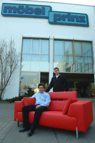 Bild: Rotes Sofa auf Tour für guten Zweck