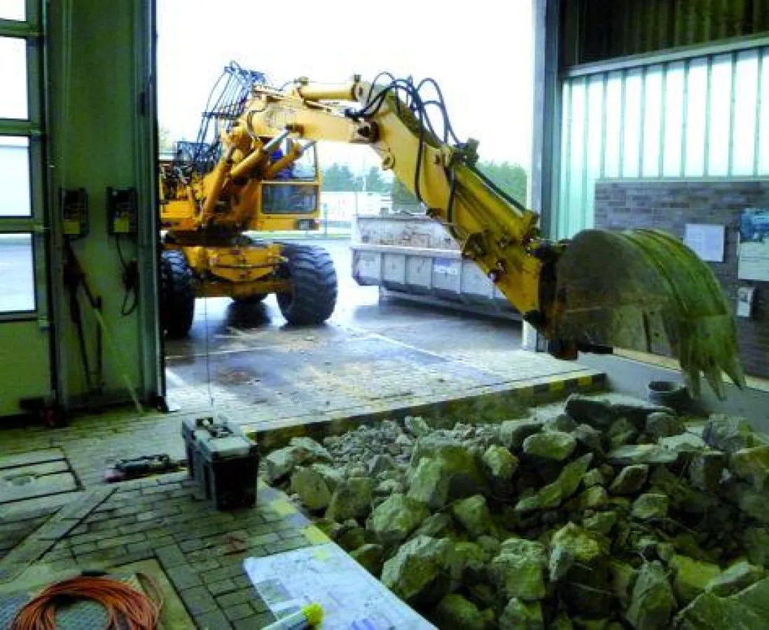 Während der harten Umbauphase reißt der Bagger das alte Fundament weg und schafft Platz für eine neue Hebebühne