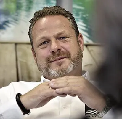 Bild: Im Gespräch mit RedTherm-Geschäftsführer Andreas Geelen: Hochwertigen Infrarotheizungen gehört die Zukunft