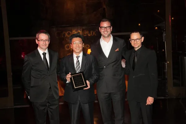 Jebsen Industrial wird vom Objektivhersteller Angenieux als „Bester Vertriebspartner 2013“ ausgezeichnet Bild: Jebsen Industrial wird vom Objektivhersteller Angenieux als „Bester Vertriebspartner 2013“ ausgezeichnet