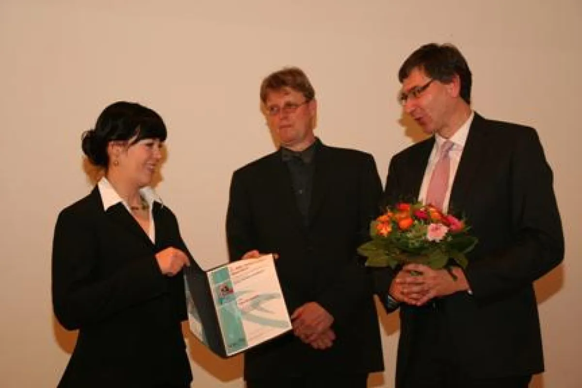 Inke Beckmann mit Jury-Mitglied Prof. Dr. Nils Büttner(l) und WBG-Geschäftsführer Andreas Auth