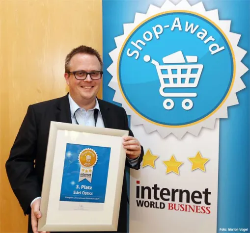 Edel Optics beim Shop Award 2013 auf dem Siegertreppchen Bild: Edel Optics beim Shop Award 2013 auf dem Siegertreppchen