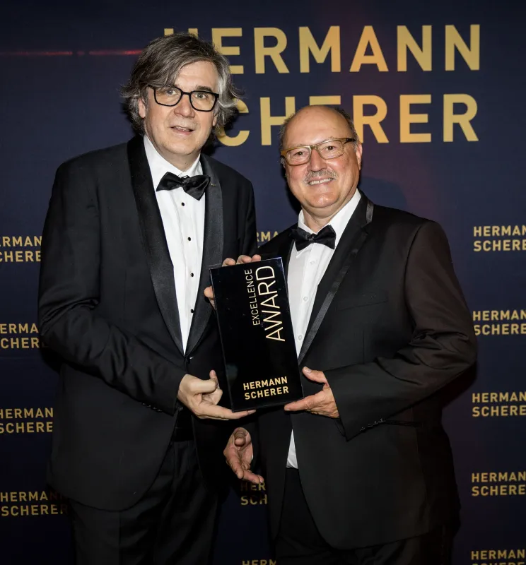 Übergabe des Excellence Awards durch Hermann Scherer (© Dominik Pfau)