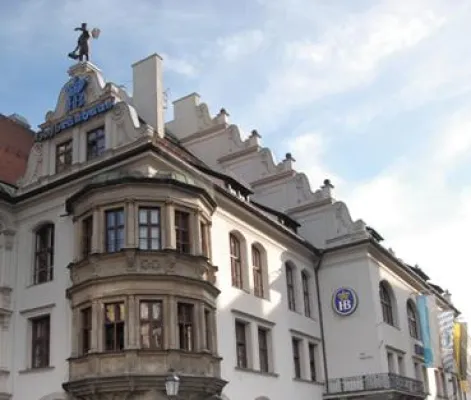 Bild: Dialog unter Branchenexperten - Vertreter der Brau- und Getränkeindustrie zeigen innovative Logistiklösungen