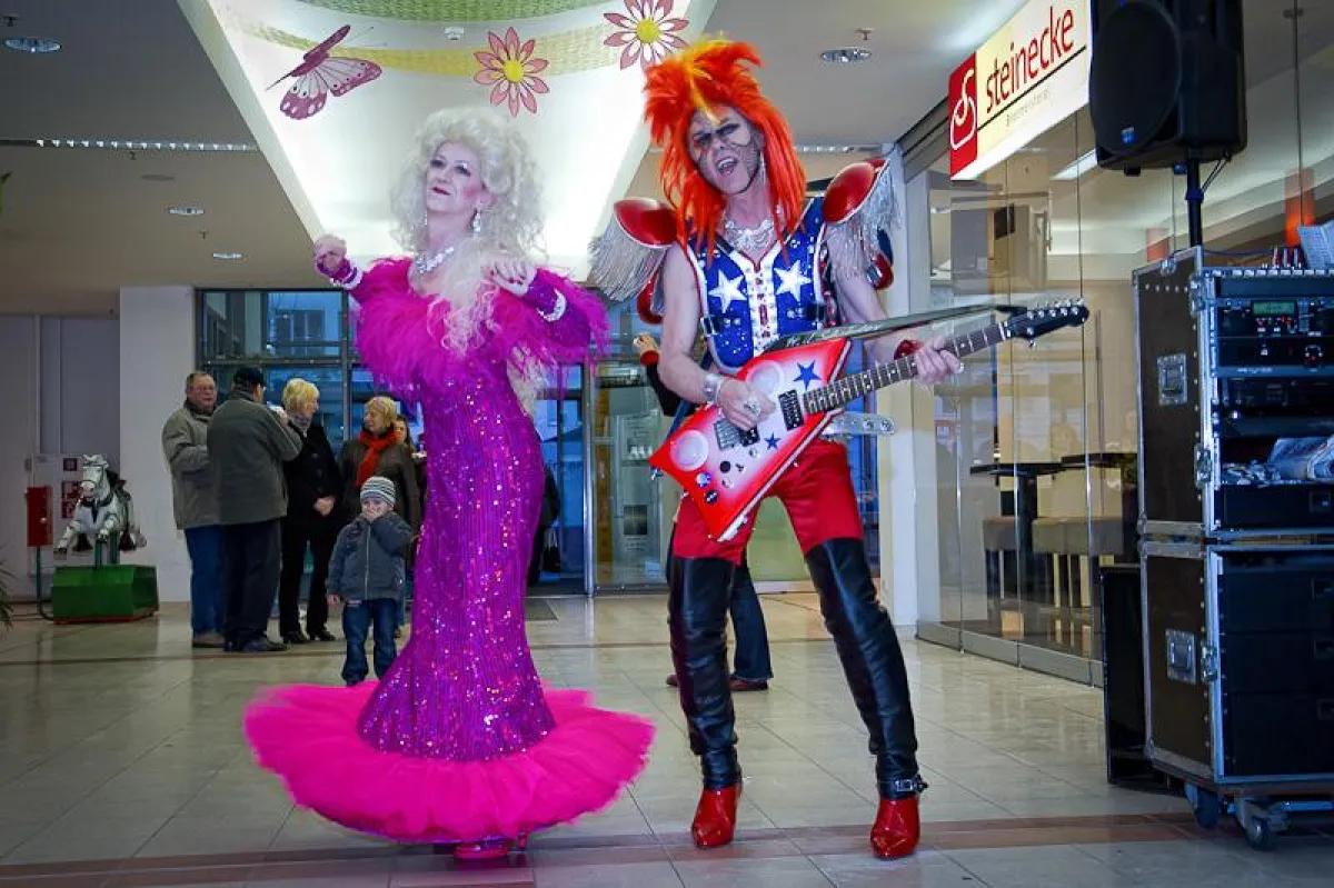 Fürstenwalder Paar hat jedes Jahr ein anderes Kostüm und tritt damit auf.