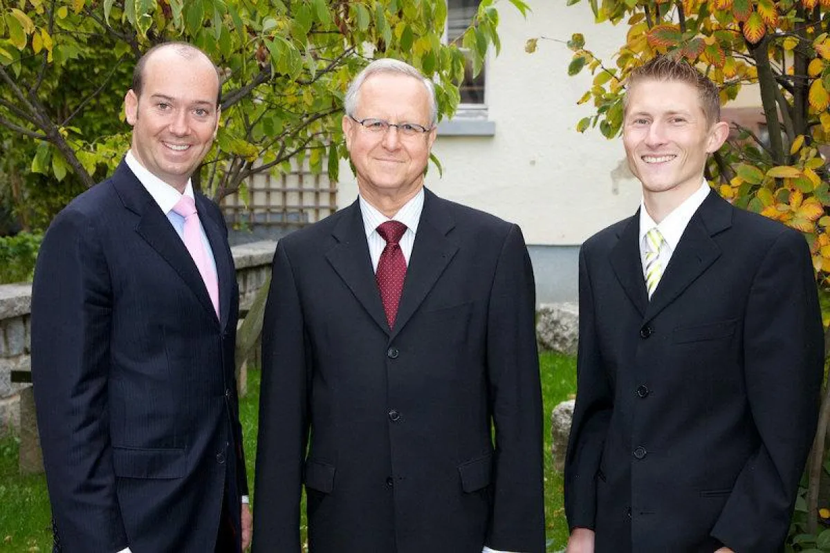 Das Führungsteam der ersten privaten dualen Hochschule in Baden-Württemberg Robert Wetterauer (Geschäftsführer IUCE), Prof. Dr. Wolfgang Jäger (Vorsitzender der Gründungskommission) und Dr. Marco Wölf