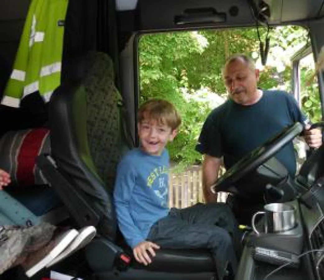 Wolfgang Truszinski erklärt den Kindern des Kindergartens in Lindau das Führerhaus. Quelle: Obermann
